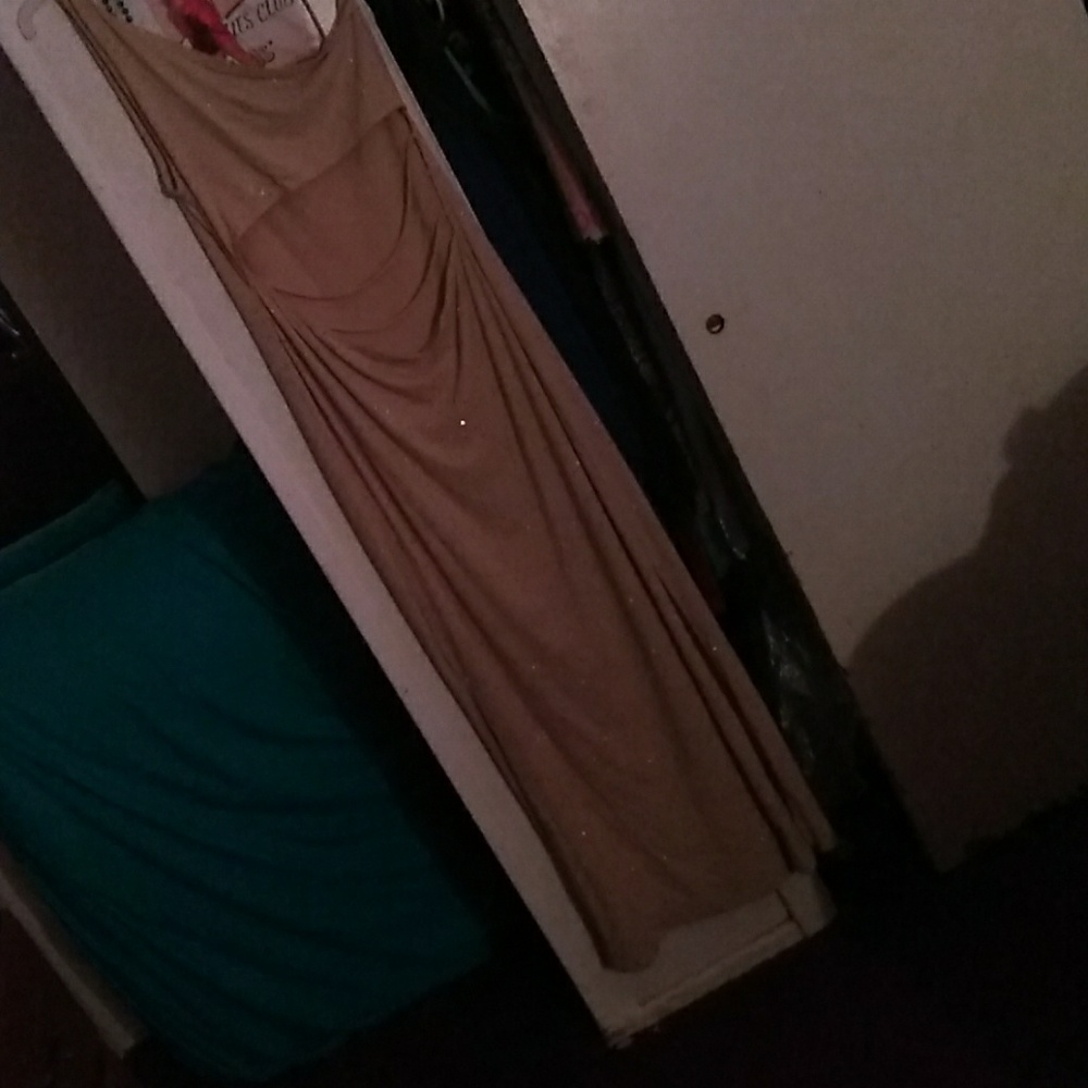 Dresses - Picture 4 of 7